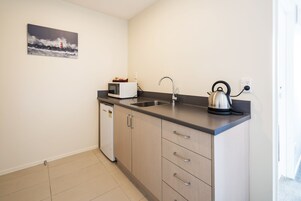 Refrigerador, microondas, cafetera/tetera, tetera/pava eléctrica