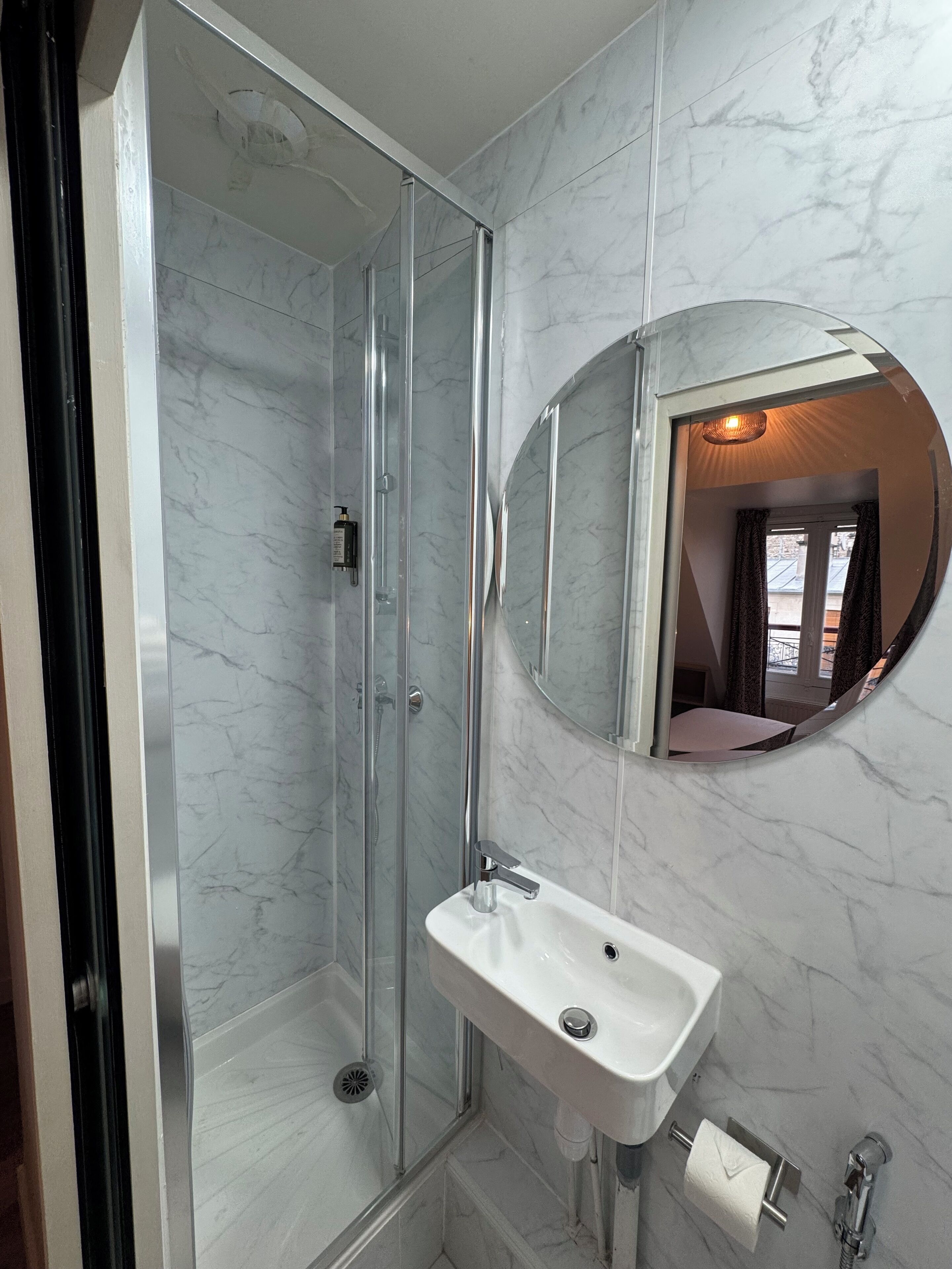 Kahden hengen huone | Kylpyhuone | Suihku, ilmaiset hygieniatuotteet, hiustenkuivaaja, pyyhkeet