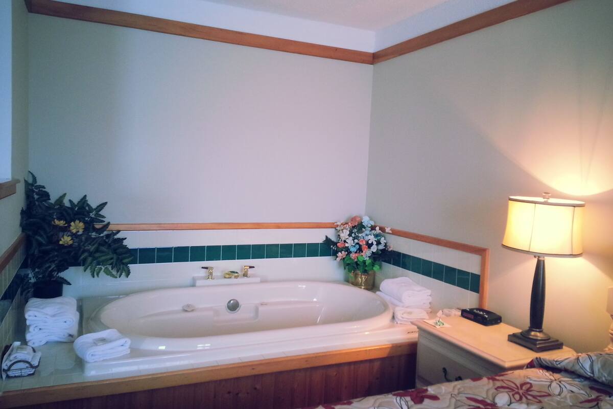 suite, 1 king bed with sofa bed | jetted bathtub