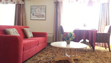 Suite, 1 trÚs grand lit et 1 canapé-lit | Coin séjour | Télévision de 32 pouces avec chaßnes par cùble