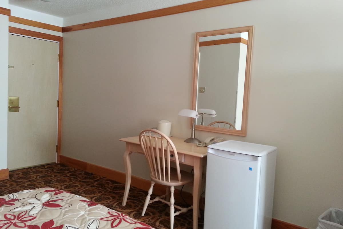 standard room, 1 queen bed | room amenity