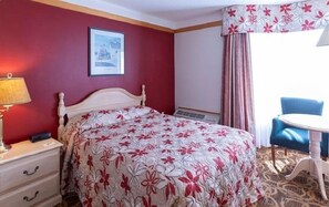 غرفة عادية - سرير كبير | أغطية فراش متميزة وأسرّة سليكت كومفورت ومكتب وستائر تعتيم