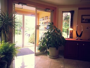 Interior entrance - Granite Town Hotel (St George)