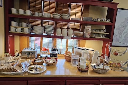 Free on-the-go breakfast on weekends