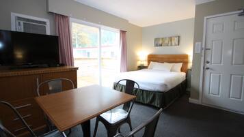 Standard Room, 2 Queen Beds, Kitchen