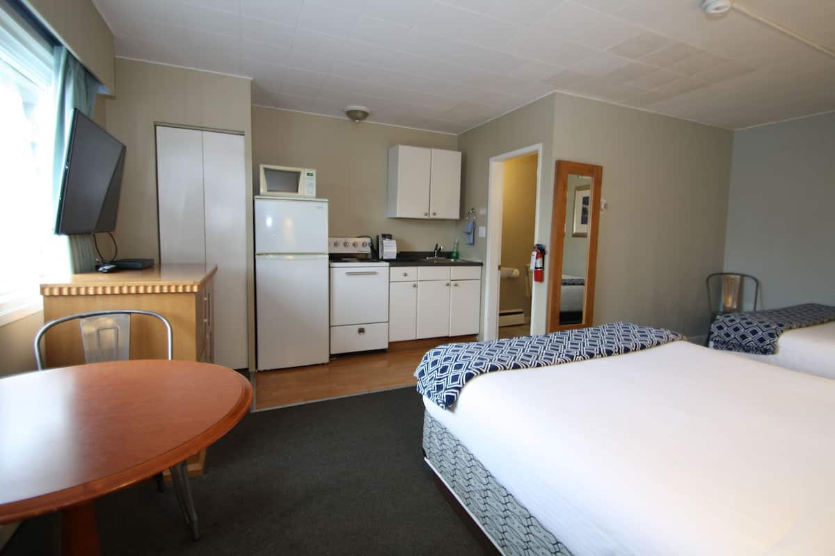 Standard Room, 1 Queen Bed, 1 Double Bed, Kitchen