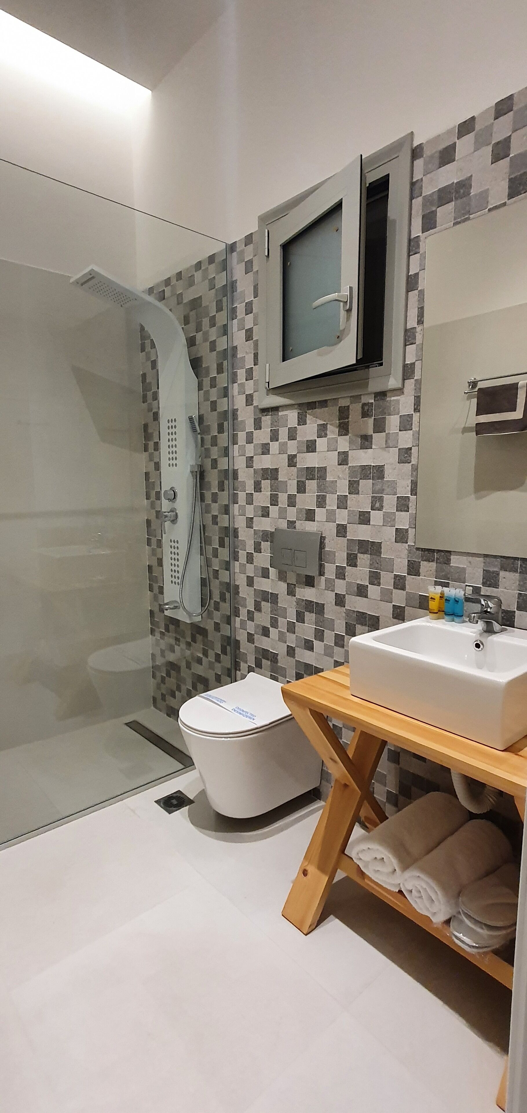 suite, 1 bedroom, non smoking, mountain view | bathroom | free toiletries, towels, soap, shampoo