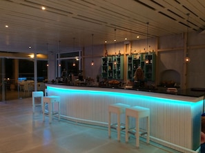 Bar (trong khuôn viên)