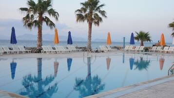 Außenpool (je nach Saison geöffnet), Infinity-Pool, Sonnenschirme