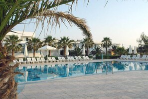 Piscine extérieure (ouverte en saison), piscine à débordement