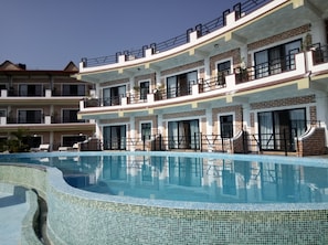 3 outdoor pools, pool loungers