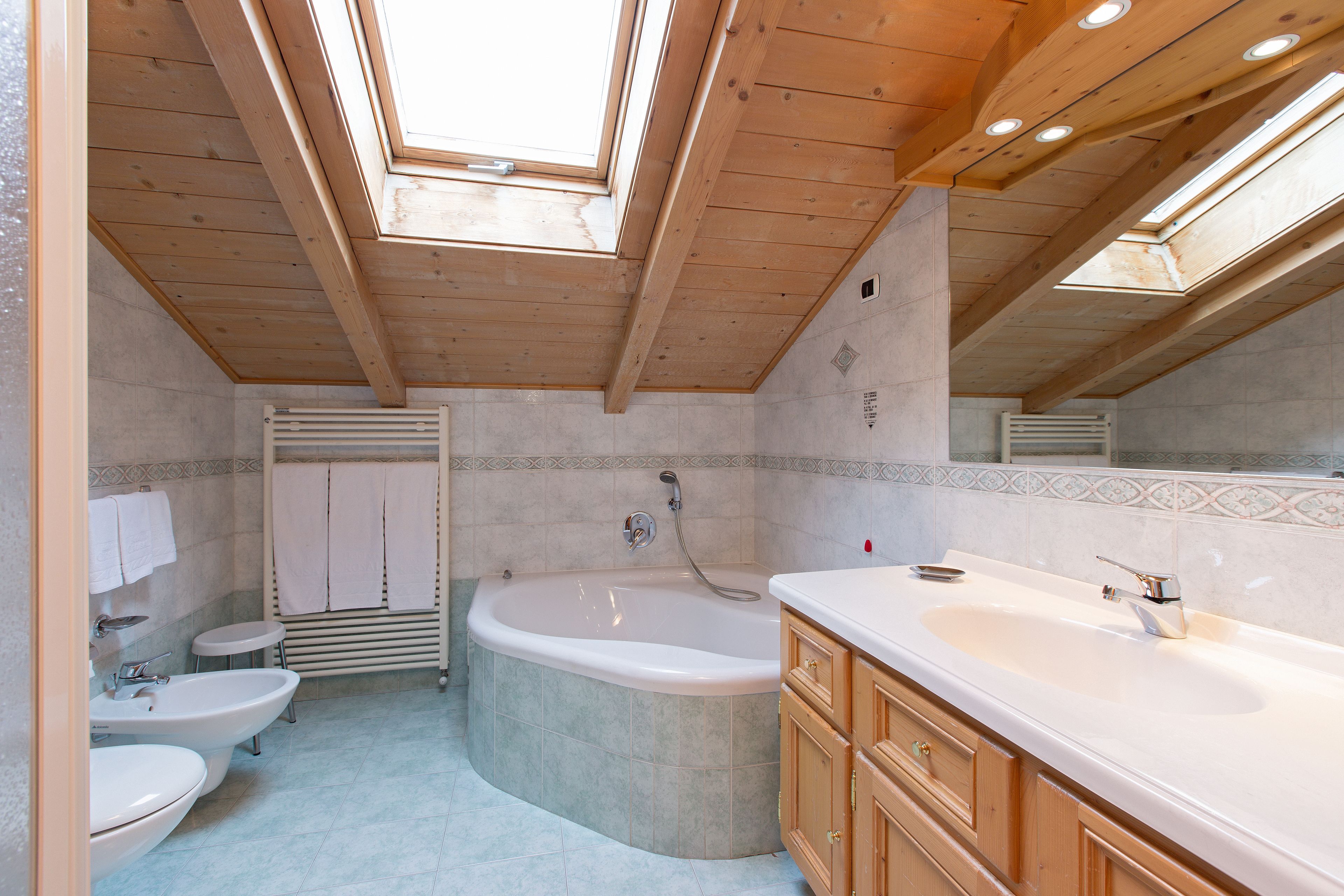 Une salle de bain avec une baignoire, un lavabo et des toilettes.
