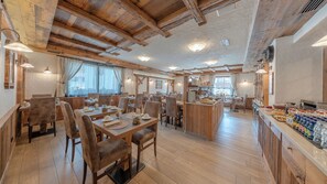 包含每日自助早餐