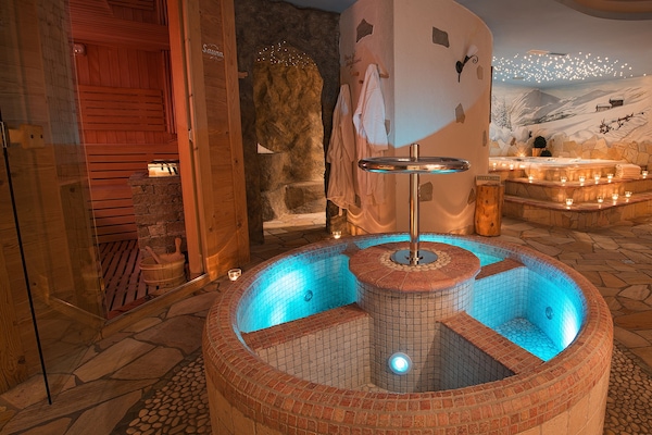 Sauna, hot tub, steam room, deep-tissue massages, sports massages