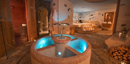 Un sauna, una bañera de hidromasaje, baño turco