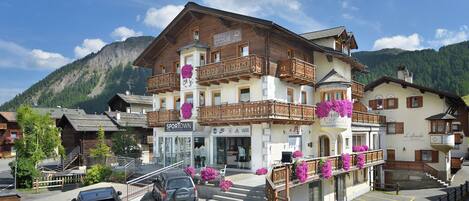 Vista frontal de la propiedad