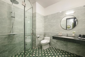 Superior Double/Twin Room with Corridor Window | Bathroom | Shower, hydromassage showerhead, free toiletries, hair dryer