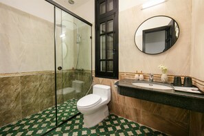 Dusche, Hydromassagedusche, kostenlose Toilettenartikel, Haartrockner