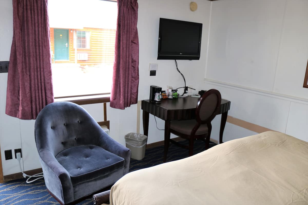 Blackout drapes, rollaway beds, free WiFi, bed sheets