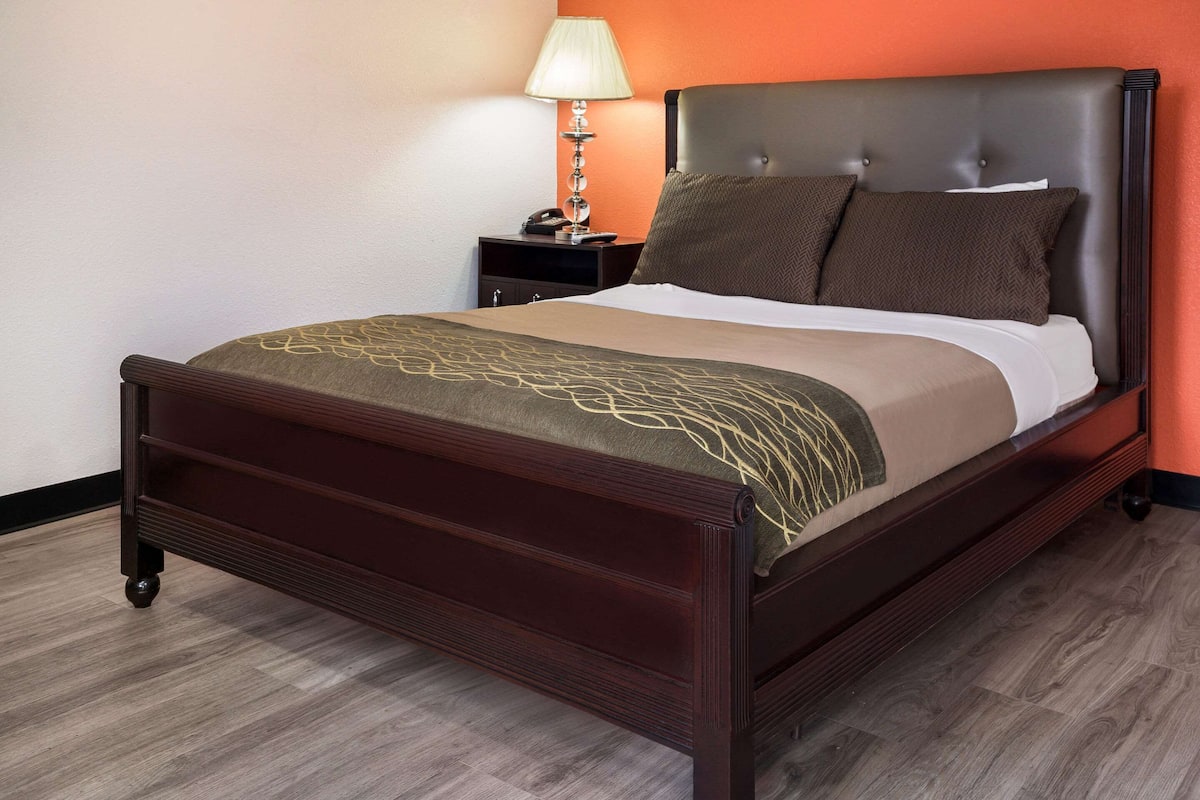Blackout drapes, rollaway beds, free WiFi, bed sheets