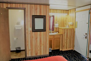 Free toiletries, towels - Rodeway Inn Harlan (Harlan)