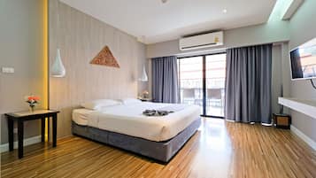 Deluxe Room, 1 King Bed | Balcony view