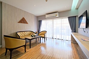 이그제큐티브 스위트, 킹사이즈침대 1개 | 거실 공간 | 케이블 채널 시청이 가능한 21인치 TV