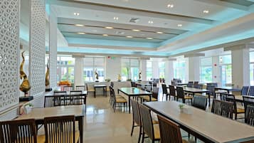 Melayani sarapan, makan siang, makan malam; sajian masakan Thailand