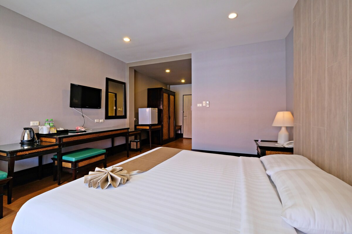Minibar, WiFi (free), individually decorated, individually furnished