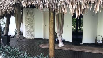 Couples treatment room(s), body treatments, body scrubs, facials