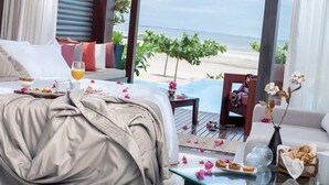A bedroom with a bed, breakfast tray, and a glass of orange juice. - Essenza Hotel (Jijoca de Jericoacoara)