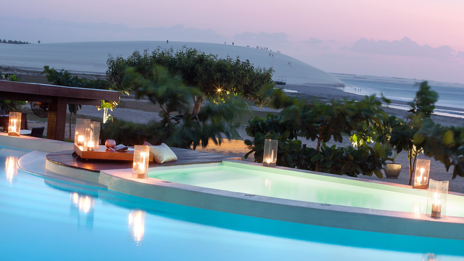 Piscina externa, espreguiçadeiras