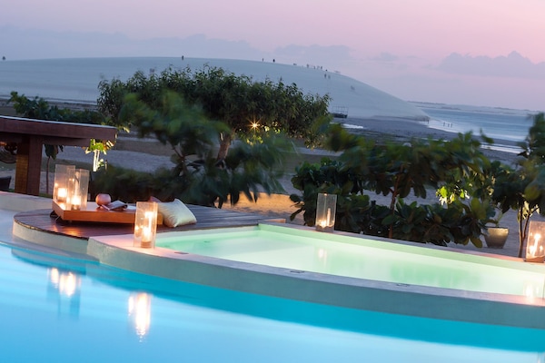 Piscina externa, espreguiçadeiras