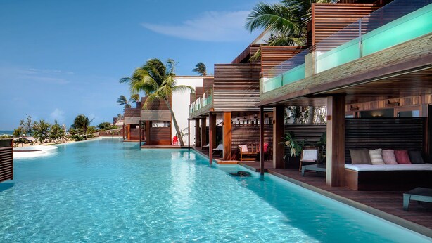 A resort with a large swimming pool, wooden deck areas, and multiple levels of guest accommodations. - Essenza Hotel (Jijoca de Jericoacoara)