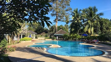 Piscina all'aperto, cabine incluse nel prezzo, ombrelloni da piscina