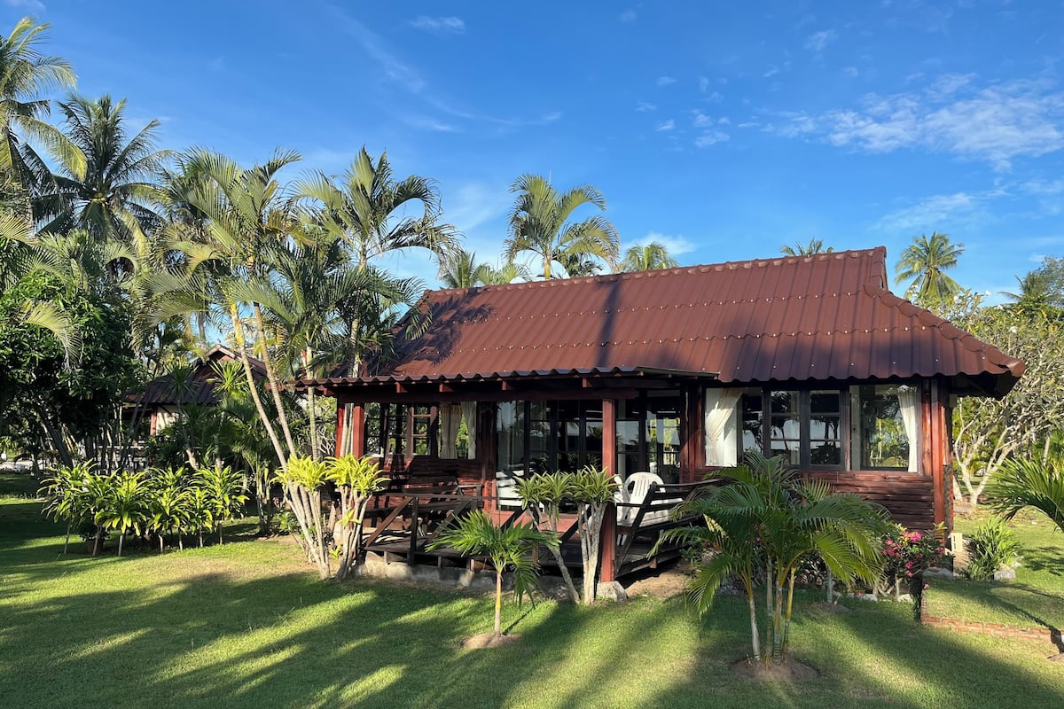 Bungalow, 2 Bedrooms | Blackout curtains, bed sheets