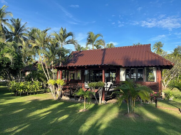 Bungalow, 2 Bedrooms | Langsir/tirai gelap terus, cadar katil 