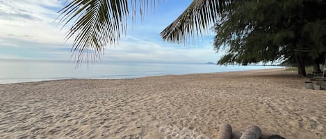 Playa privada, sillas reclinables de playa, sombrillas, toallas de playa