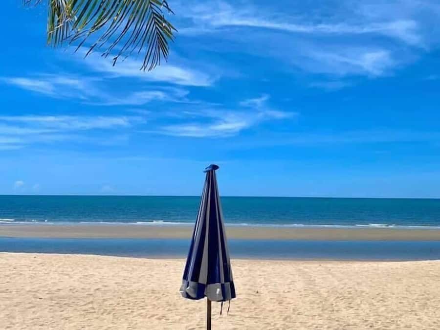Privat strand, solsenger, parasoller og strandhåndklær