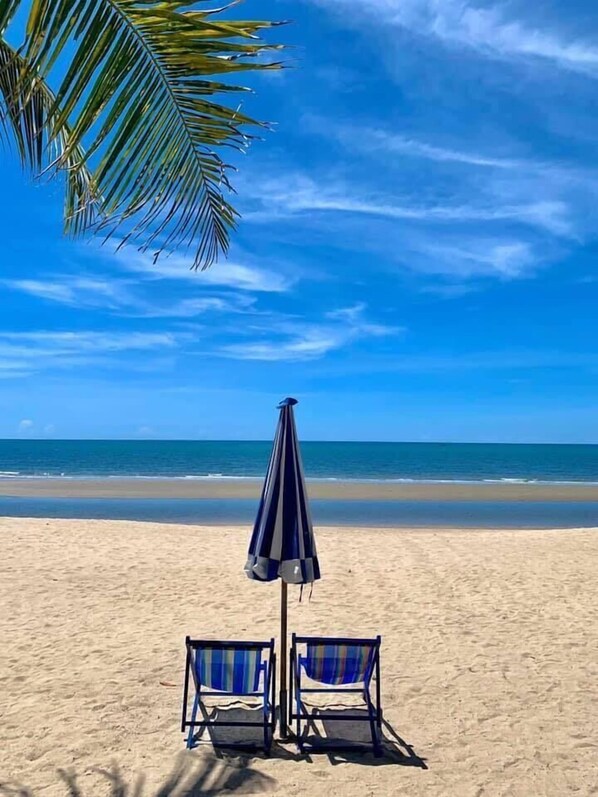 Private beach, sun-loungers, beach umbrellas, beach towels - Suan Bankrut Beach Resort (Bang Saphan)