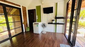 Bungalow, 2 Bedrooms | Living room