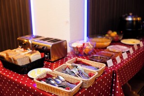 Daily buffet breakfast for a fee - Hotel L'Aigle (Valmeinier)