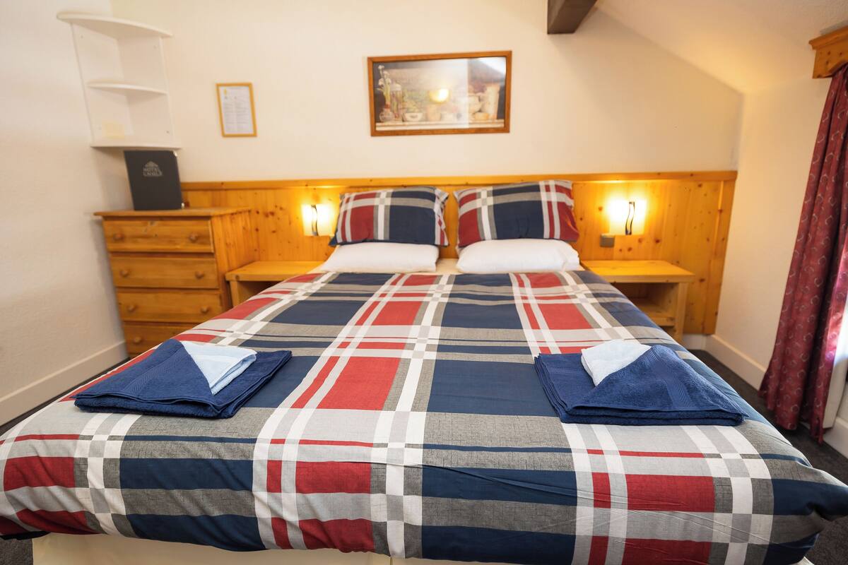 Free cots/infant beds, bed sheets