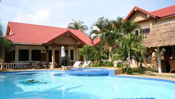 Piscina externa, guarda-sóis, espreguiçadeiras