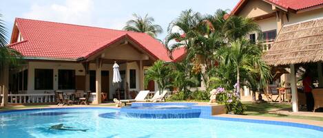 Piscine extérieure, parasols de plage, chaises longues