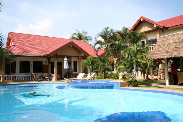 室外泳池；泳池傘、躺椅