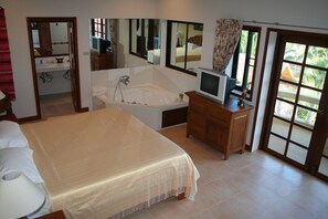 Suíte (Jacuzi Suite) | Frigobar, cofres nos quartos, escrivaninha, cortinas blackout