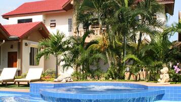 Kolam renang terbuka, payung kolam, kerusi lepak pantai