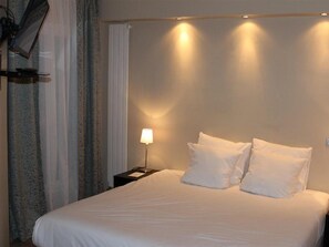 Free WiFi, bed sheets - Hotel de France (Paris)