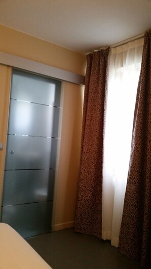 Free WiFi, bed sheets - Hotel de France (Paris)